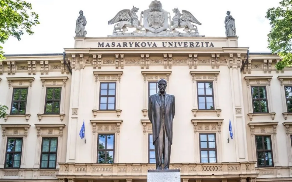 Na pajdáku v Brně padají po sexuální aféře hlavy. Studenti se ale nařčených učitelů zastávají