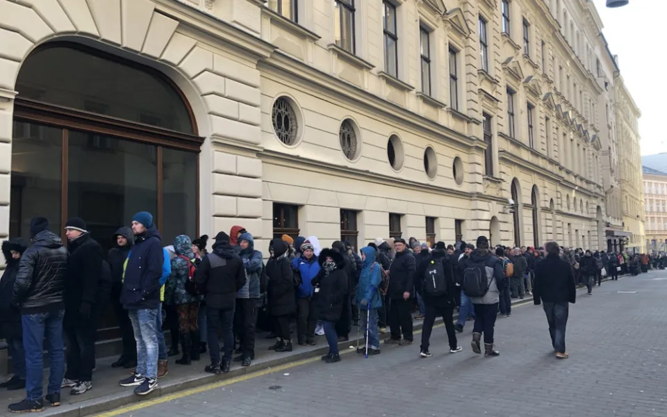 Tisíce lidé mrzne v Brně ve frontě na pamětní tisícovku