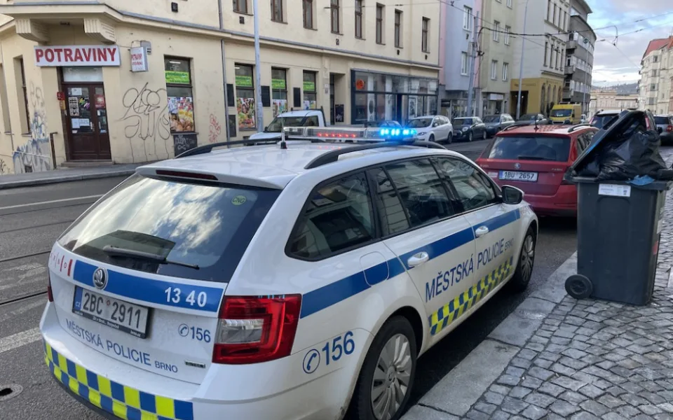 Budíček, řekli nájemníci spícímu muži v Brně. Ten otevřel oči, zapálil si a zaútočil
