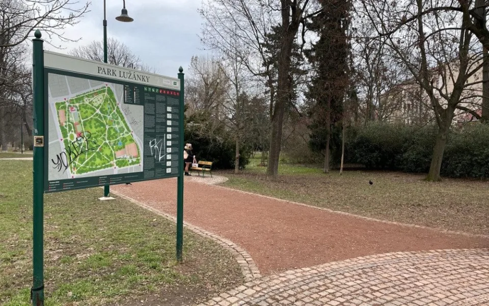 Brněnský park dostal historické mlatové cesty. Lidem na nich vadí bláto