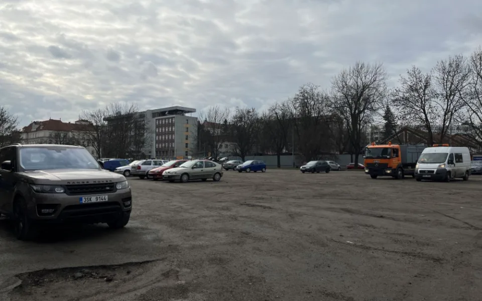 U Studentského náměstí ode dneška nezaparkujete. Začíná stavba nového parkovacího domu