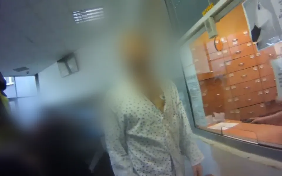 Po Brně běhal muž s elektrodami a kanylou. Kolemjdoucí zdravil v pyžamu