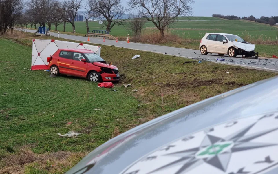 Tragická dopravní nehoda. Seniorka za volantem nepřežila střet s osobním autem