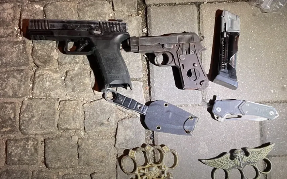Ozbrojenec v Brně utíkal před policií po střechách. Schoval se v kostele