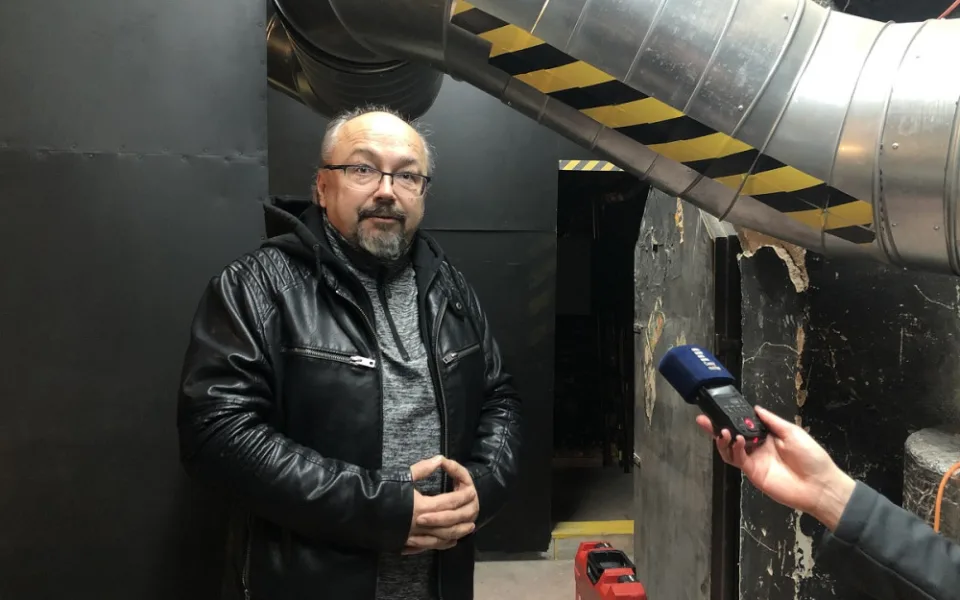 Ondřej Anton z Ústavu stavebního zkušebnictví FAST VUT v Divadle Bolka Polívky