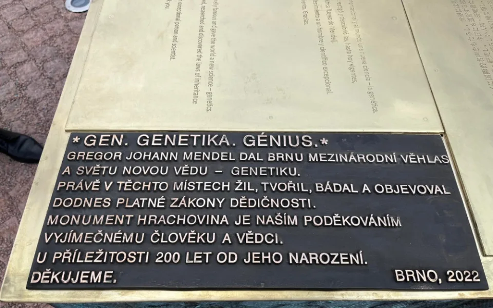 Brno řeší lingvistický faul na Mendela. Na pamětní desku nasázeli hrubku