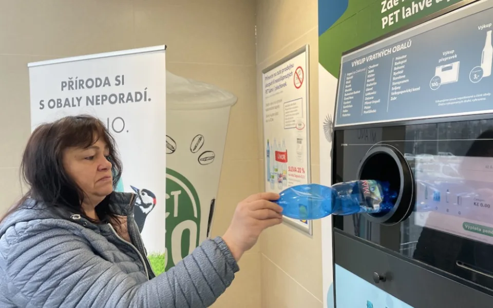 Lidé vozí do Brna pet flašky a plechovky, aby dostali slevový kupon