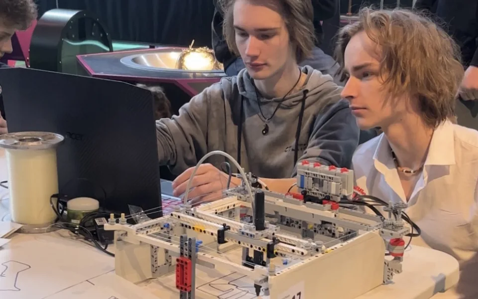 Vidu v Brně naplnili mladí programátoři. Se svými roboty soutěžili například ve sprintu