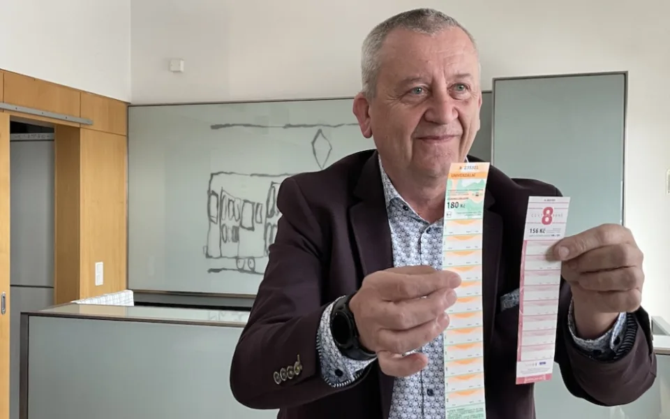 Vedoucí tarifivního odboru Vít Prýgl ukazuje novou a starou jízdenku