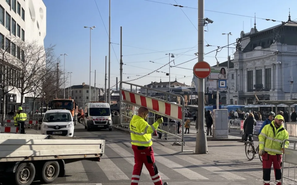 Na brněnském nádraží vypukly zmatky. Město rozkopalo chodníky a uzavřelo silnice