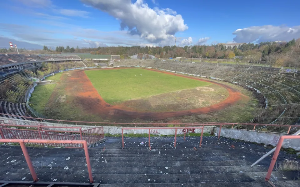 Po letech chátrání Brno zjistilo, že fotbalový za Lužánkami nezachární. Chystá demolici