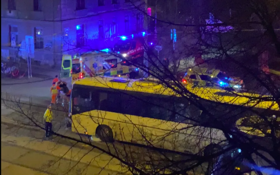 V Brně najel do tramvajové zastávky autobus. Řidiče odvezla sanitka