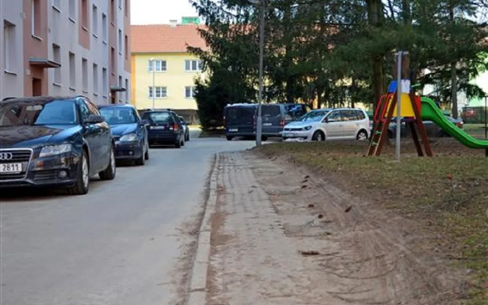 Vyškov plánuje nová parkovací místa kvůli nelegálnímu stání u sídliště