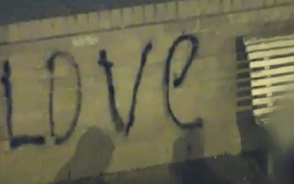 Posprejovaná zeď pod Petrovem
