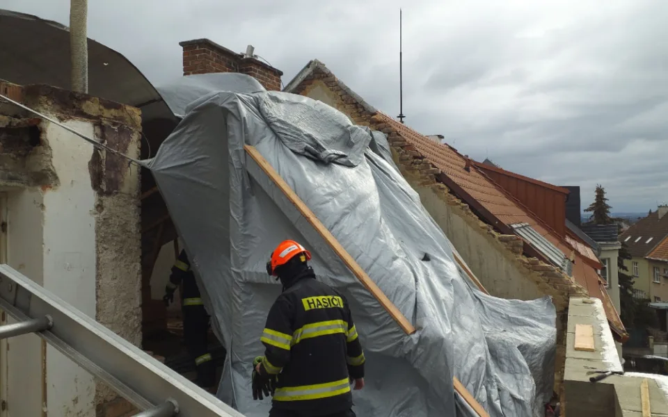 Popadané stromy i rozbité střechy. Hasiči uklízejí jižní Moravu po silném větru