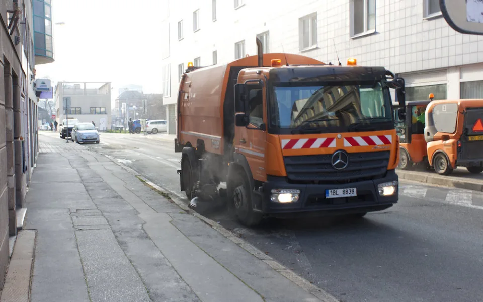 Přeparkujte si, nebo dostanete pokutu, vyzývají Brňany silničáři. Začalo blokové čištění