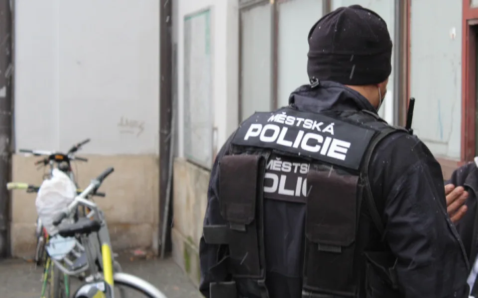 Strážníci přechytračili cizinku z brněnského obchoďáku. Položili jí záludnou hádanku