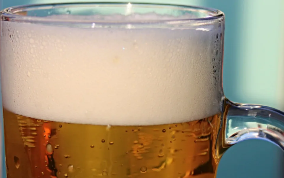 Policie jde po hospodě, kam nezletilí chodili na pivo. Bylo jim z toho špatně, zlobí se