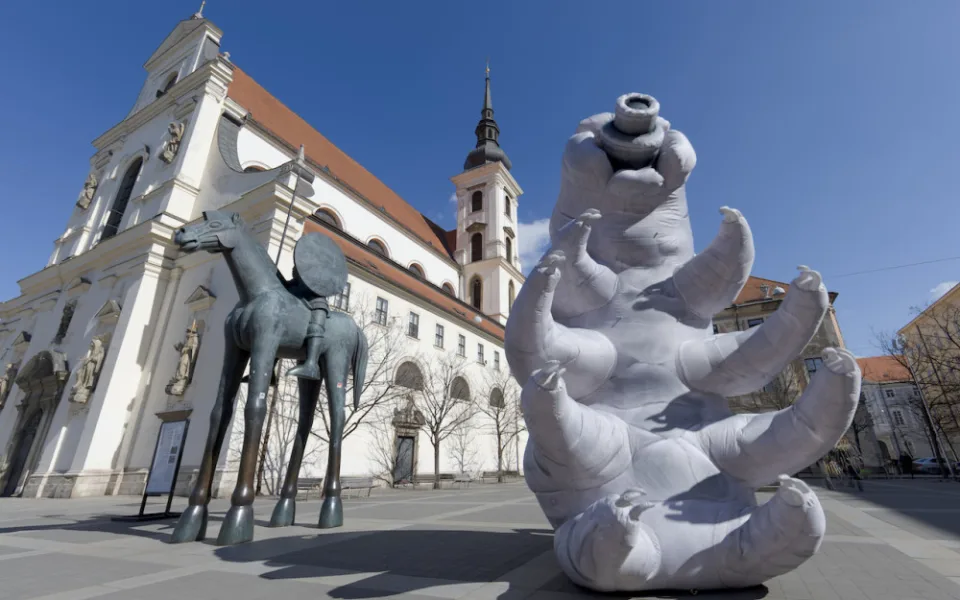 Po Brně putovala obří nafukovací želvuška. Neviditelný živočich vyděsil kolemjdoucí
