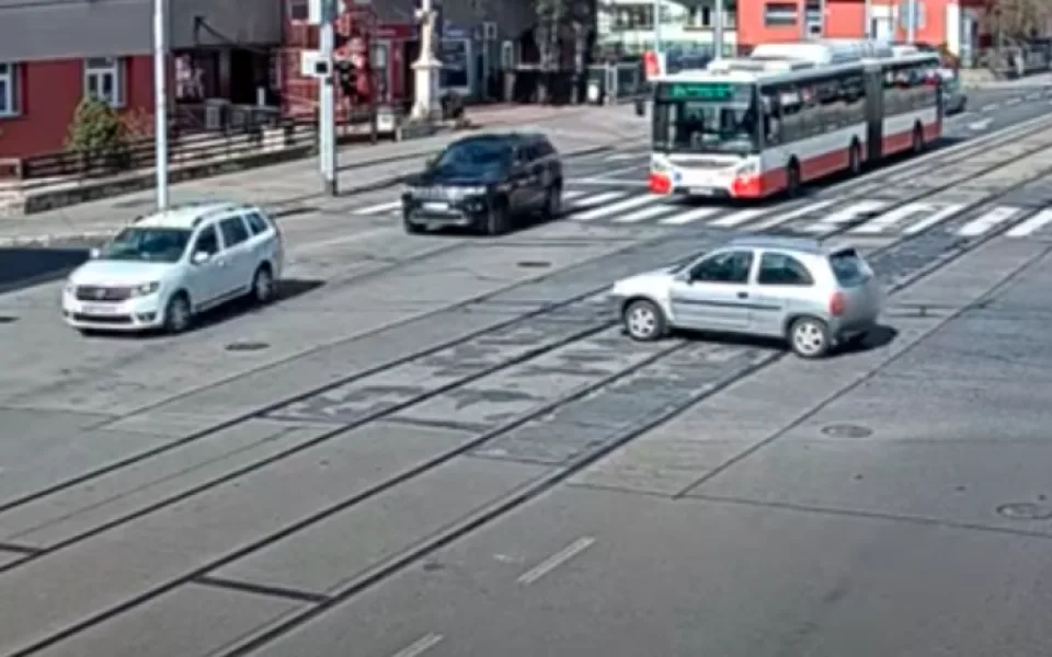 Dítě v kočárku, muže s mobilem i psa  v Brně ohrožovalo auto, které nikdo neřídil