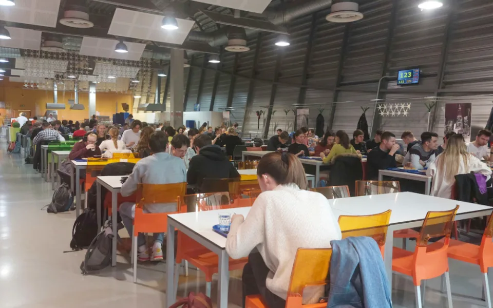 Studené hranolky a malé porce. Studenti si stěžují na jídlo v menzách