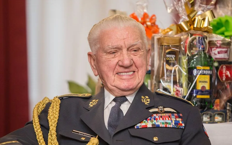 Zemřel generál Emil Boček, který nedávno oslavil sto let. Byl posledním žijícím pilotem RAF v Česku