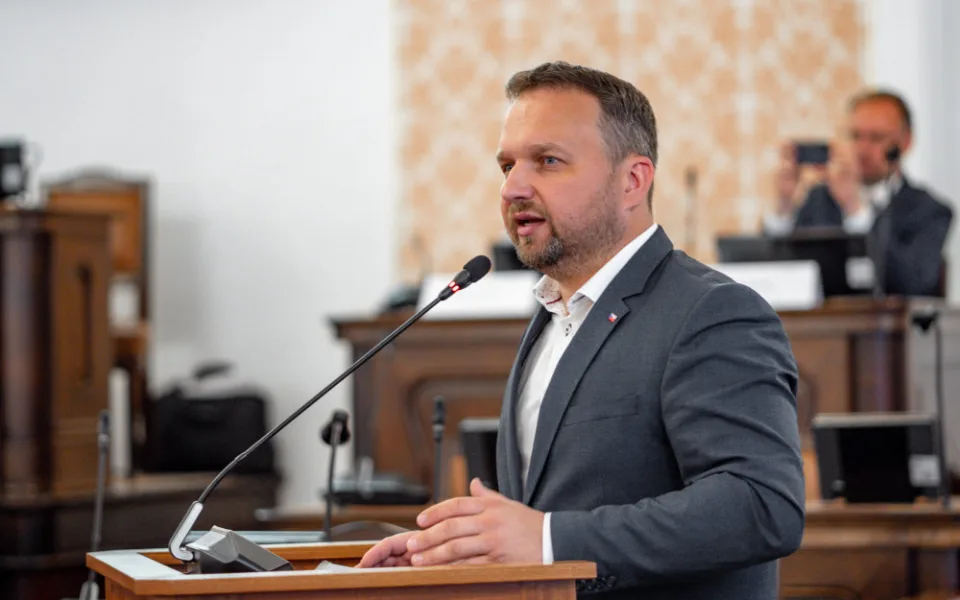 Lidé pracující na dohodu si budou muset zvýšit odvody sociálního pojištění, tvrdí ministr Jurečka