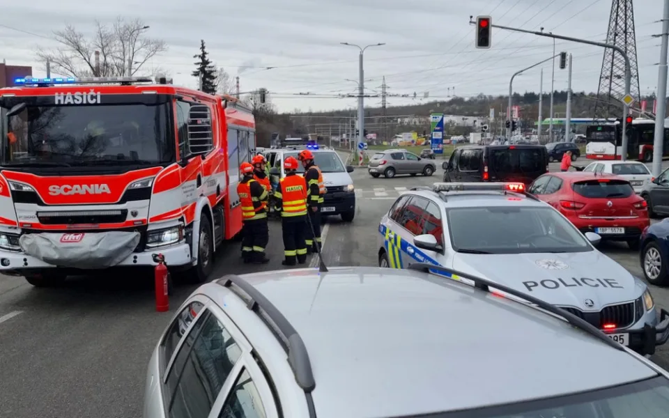 V Brně oživovali na silnici důchodce. Motorista zkolaboval a způsobil nehodu