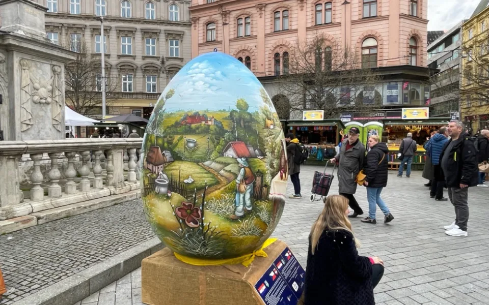 V Brně zaparkovalo na náměstí obří vajíčko. Městu ho namalovali Chorvaté
