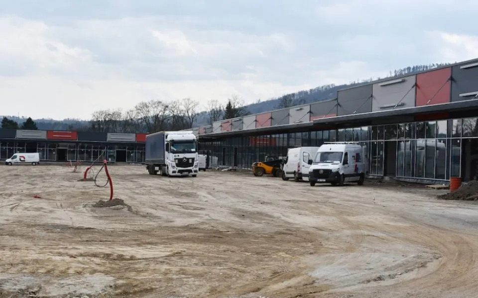 Skleníky nahrazuje nový obchoďák. Bude jídlo, móda i zverimex, těší se lidé v Blansku