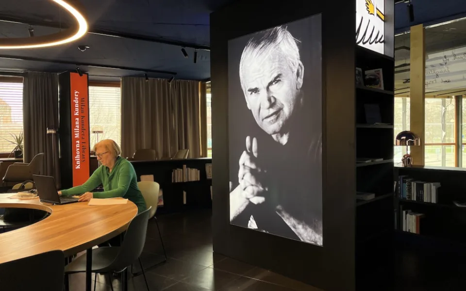 Všechno nejlepší Milane, přejí Kunderovi v rodném Brně. Spisovatel dostal knihovnu