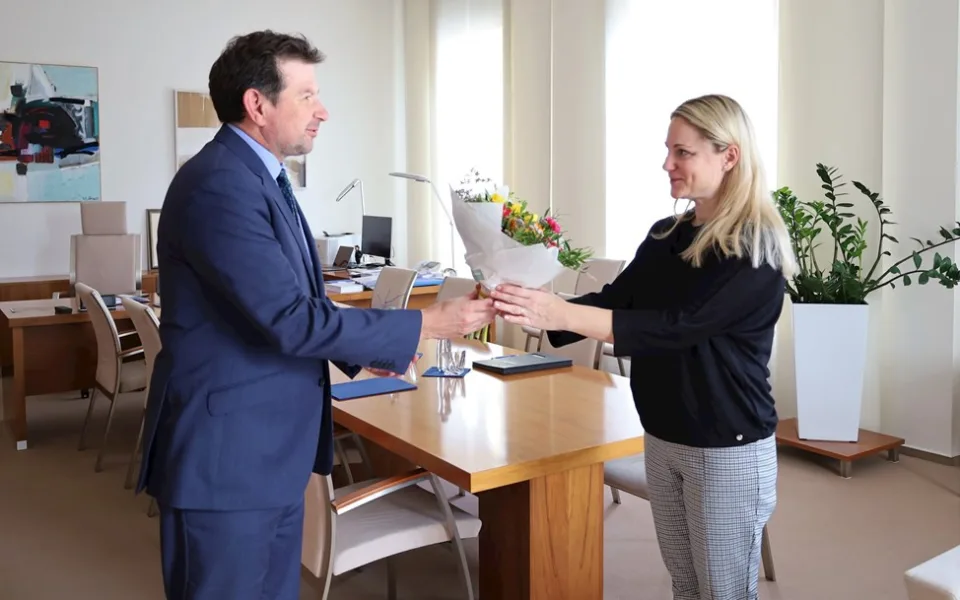 Nová univerzitní ochránkyně práv Eva Janovičová přijímá v průběhu svého jmenování kytici od rektora Martina Bareše