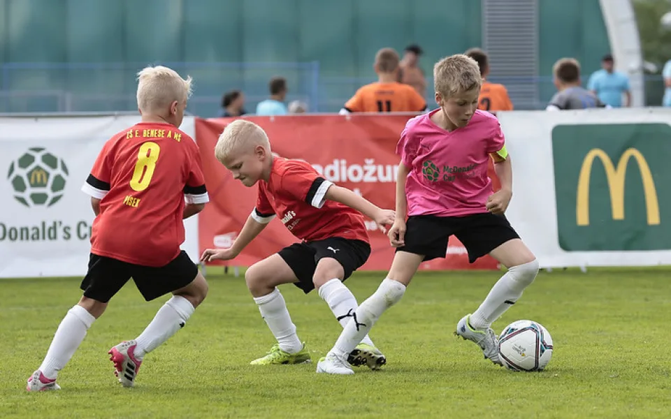 Fotbalový turnaj pro české školy hlásí rekordní zájem a nově zapojuje i malotřídní školy