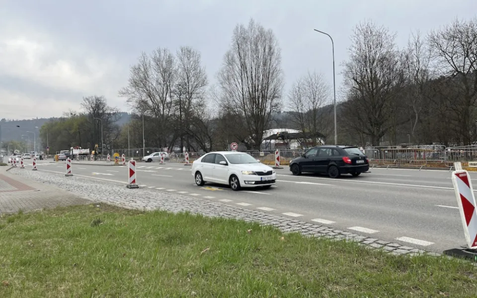 Silničáři obsadili silnici u brněnského výstaviště. Lidem zkomplikují dopravu i cestu na koupák