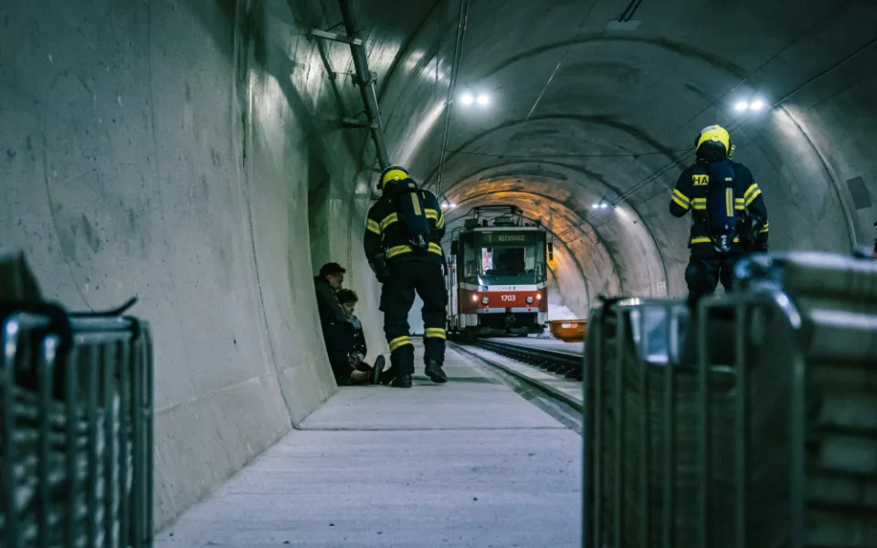 Do nového brněnského tunelu ve skále přišli hasiči. Připravovali se na bouračku šaliny