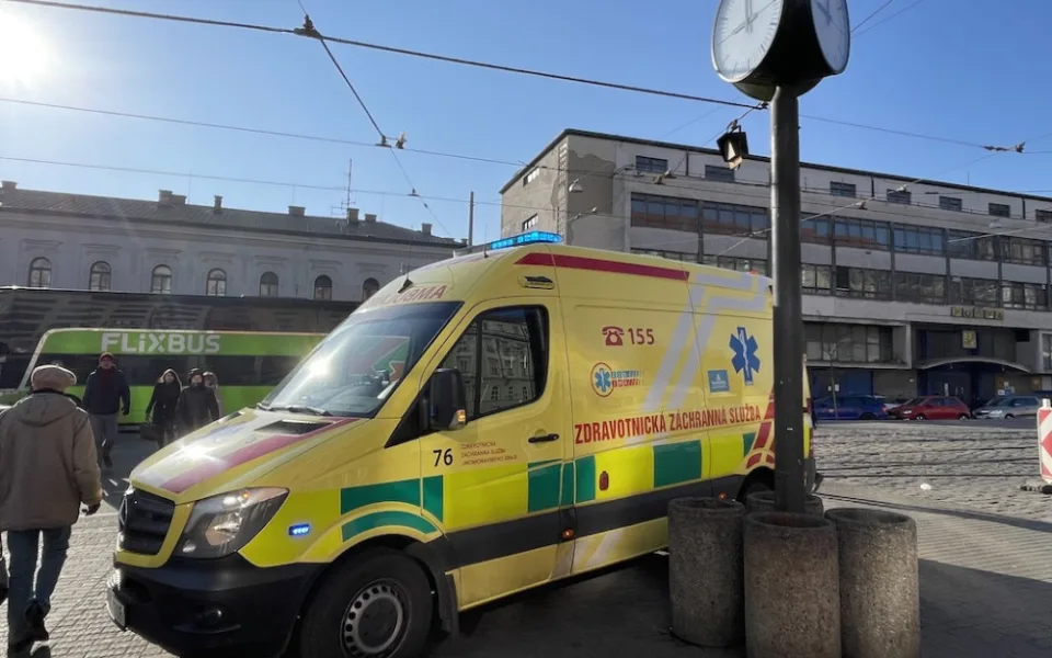 Na brněnském nádraží útočil muž s velkou boulí na hlavě. Mstil se za dobrý skutek