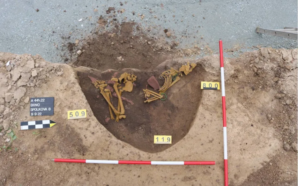 Archeologové v Brně našli hrob dorostence z doby bronzové