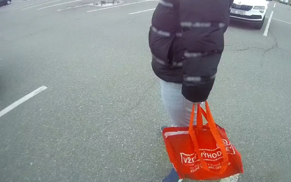 Ve Znojmě vyhnali z obchoďáku dotěrného voňavkáře. Lidem podsouval pochybné parfémy