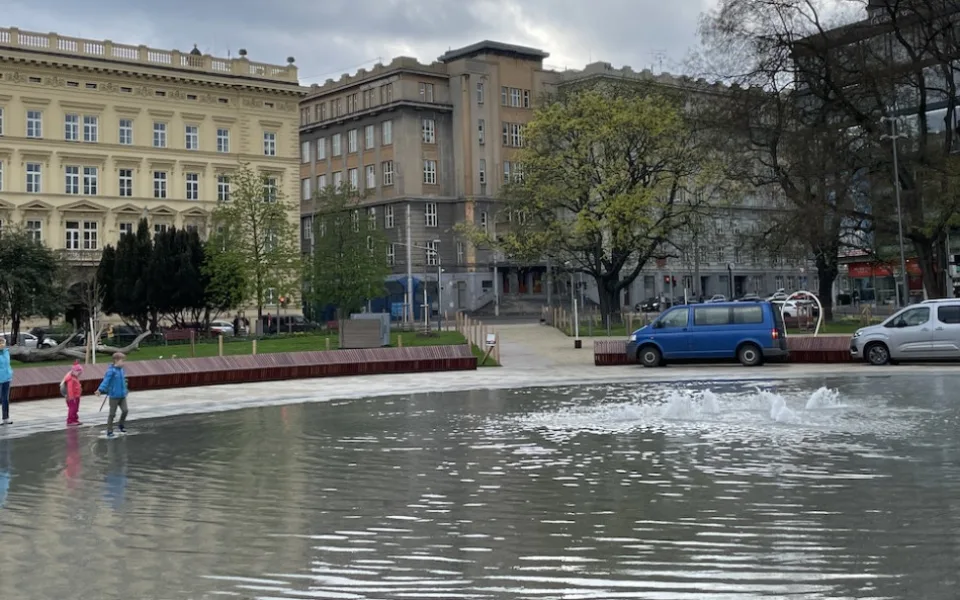 Lidé v Brně vyhlíží osvěžení. Na novém náměstí se smočí v brouzdališti bez psů