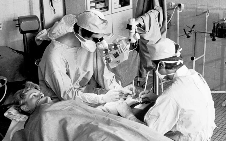 Od replantace prstu až k přešití penisu. Lékaři z Brna slaví výročí unikátní operace