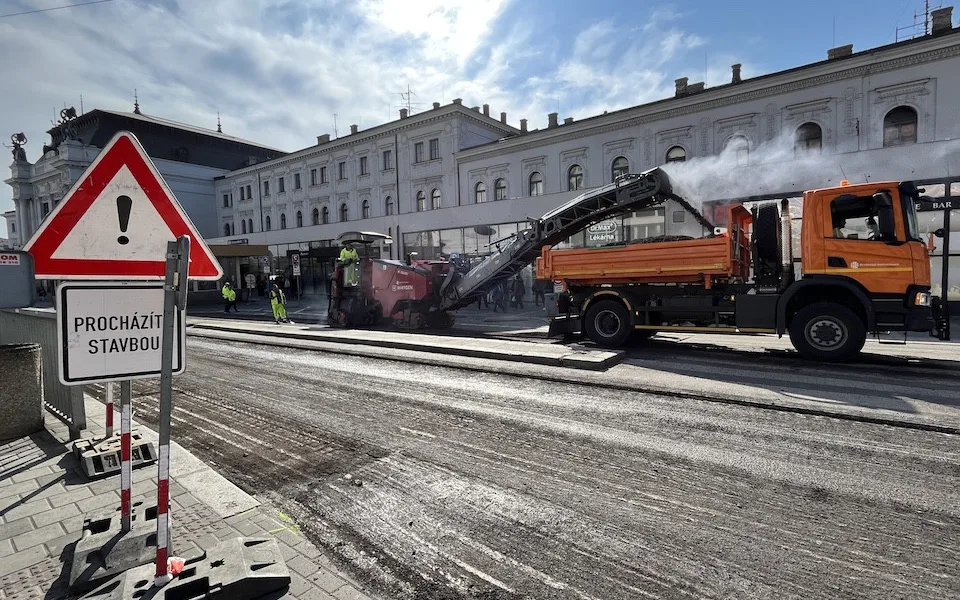 Brno ještě více rozkopalo nádraží a zabrnkalo na nervy řidičům i chodcům