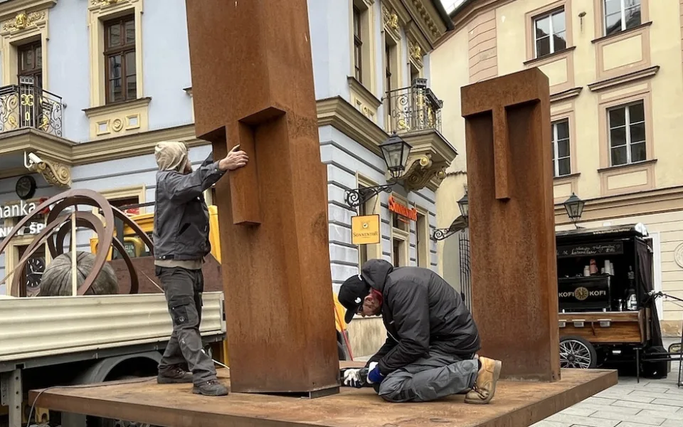 Centrum Brna má nové ochránce, ocelové sousoší Strážci zdobí Šilingrovo náměstí