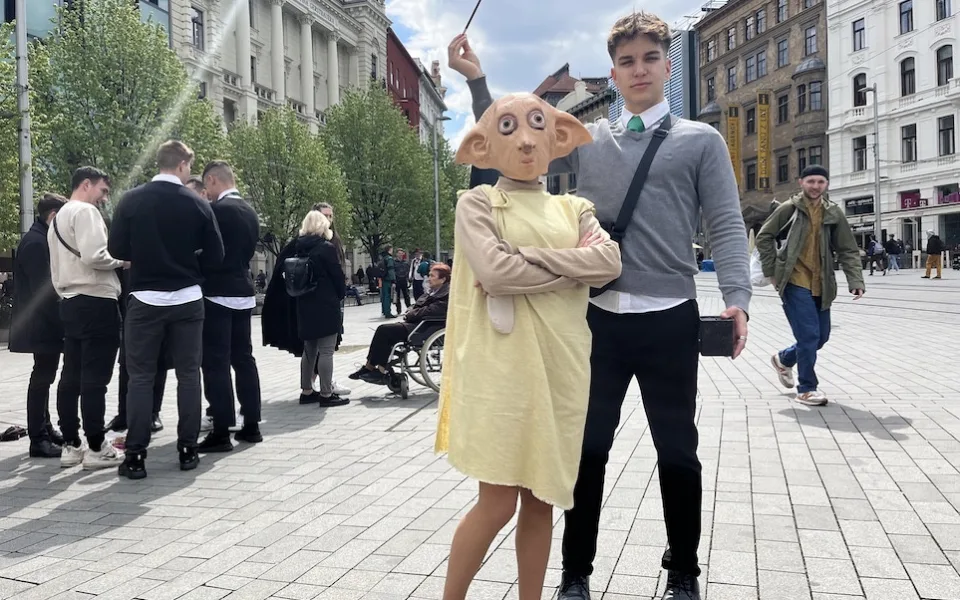 Maturanti se nahrnuli do brněnských ulic, nemají jen kasičku, ale i QR kód