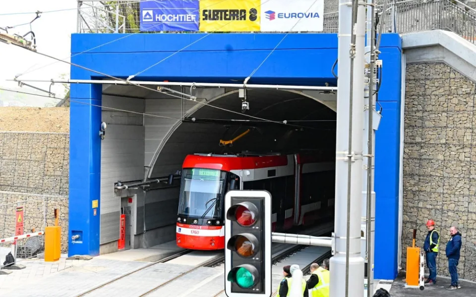 V Brně slaví otevření šalinového tunelu ve skále a konec dva roky trvající výluky
