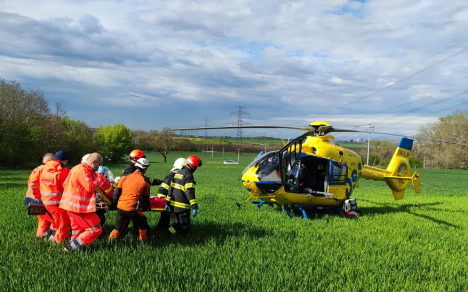 Na Znojemsku uvízl paraglidista ve stromě. Zachránila ho aplikace