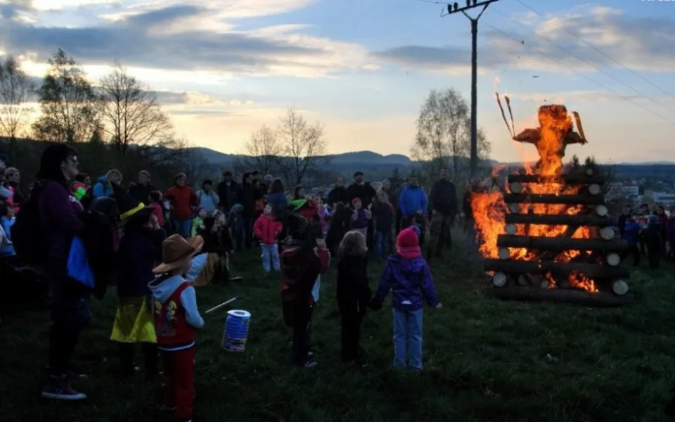 Čarodějnicemi dnes v Česku začíná grilovací sezona, oblibě se opět těší špekáčky