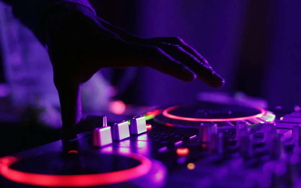Zahrajte nám tu naši písničku, prosili muži v Brně DJ. Pak ho okradli