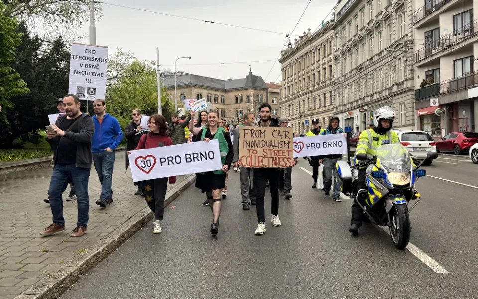 Aktivisté za nižší rychlost obsadili silnici v Brně. Řidiči je vytroubili
