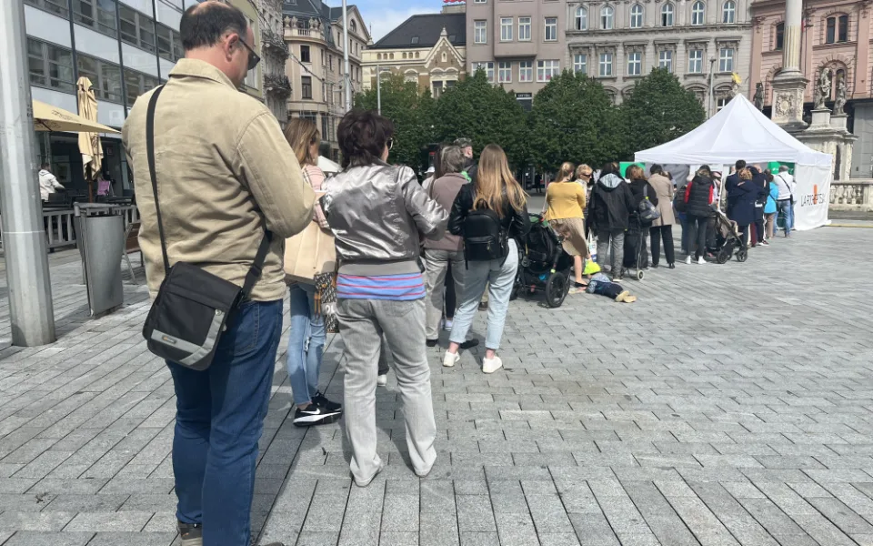 Na brněnském náměstí lékaři zdarma vyšetřují znaménka