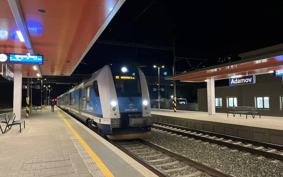 Lidé v Adamově se radují. Dočkali se nového vlakového nádraží